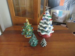 lot 559 image: DECORATIVE CERAMIC CHRISTMAS TREES
