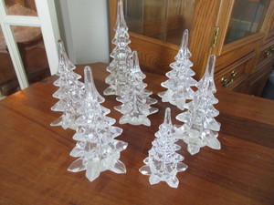 lot 560 image: CLEAR GLASS CHRISTMAS TREES