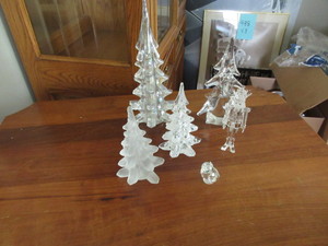 lot 561 image: ASSORTED GLASS CHRISTMAS TREES AND TWO FIGURINES