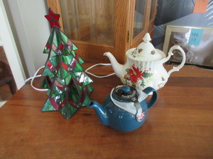 lot 562 image: ROYAL ALBERT TEAPOT AND STAINED GLASS LIGHT UP CHRISTMAS TREE