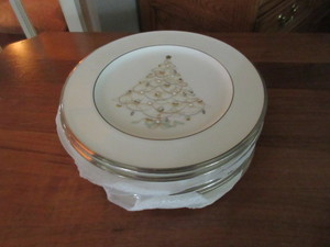lot 563 image: NORITAKI HOLIDAY ACCENT PLATES - NEW