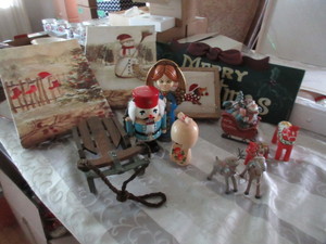 lot 564 image: HOLIDAY SIGNS, HAND BEAD WORK, FIGURINES, MORE
