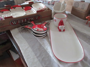 lot 565 image: HOLIDAY SERVING ACCESSORIES