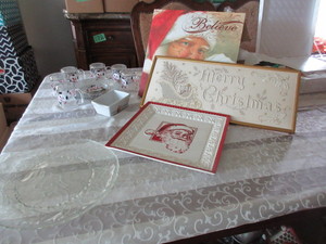 lot 566 image: HOLIDAY SERVING ACCESSORIES