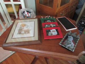 lot 569 image: CHRISTMAS PICTURE FRAMES AND ACCESSORIES