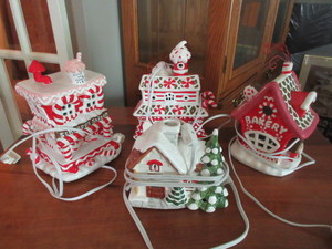 lot 572 image: LIGHT UP CERAMIC HOLIDAY HOUSES