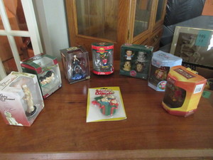 lot 577 image: CHARACTER AND CELEBRITY THEMED CHRISTMAS ORNAMENTS - NEW