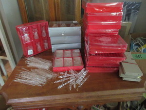 lot 580 image: CLEAR GLASS CHRISTMAS ORNAMENTS - MOST ARE NEW