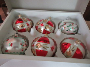 lot 581 image: A BOX OF CHRISTOPHER RADKO CHRISTMAS ORNAMENTS