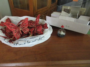 lot 582 image: UNIQUE NAUTICAL AND BUTTERFLY CHRISTMAS ORNAMENTS - PROBABLY NEW