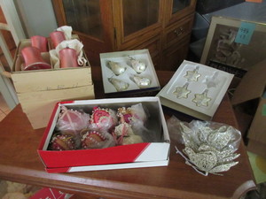 lot 583 image: NEW AND VINTAGE CHRISTMAS ORNAMENTS