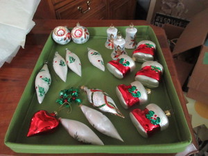 lot 584 image: VINTAGE GLASS CHRISTMAS ORNAMENTS