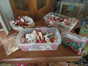 lot 587 image: MINI CHRISTMAS ORNAMENTS OF MIXED MEDIA - MOST ARE NEW