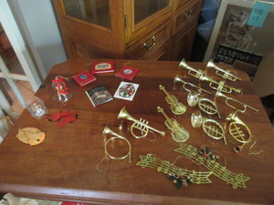 lot 590 image: KURT ADLER MINI STORY BOOK ORNAMENTS, INSTRUMENTS, ETC.