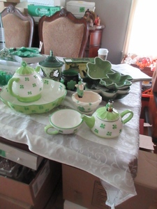 lot 592 image: A LARGE QUANTITY OF ST PATRICKS DAY CERAMIC ACCESSORIES.