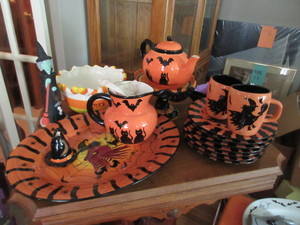 lot 596 image: HALLOWEEN PARTY AND ENTERTAINING TABLEWARE