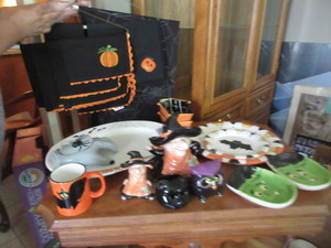 lot 597 image: HALLOWEEN TABLE LINEN AND CERAMIC SERVING ITEMS
