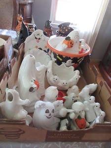 lot 598 image: HALLOWEEN CERAMIC SERVING ITEMS