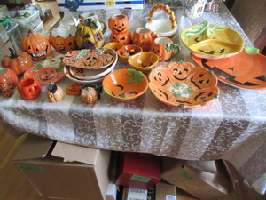 lot 599 image: HALLOWEEN PUMPKIN THEMED SERVING ITEMS AND ACCESSORIES
