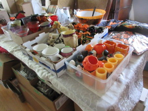 lot 600 image: HALLOWEEN CANDLES, DECORATIONS, COSTUMES OR CLOTHES, PLASTIC ITEMS, ETC