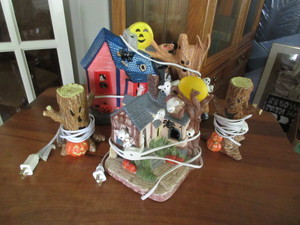 lot 606 image: CREEPY HOLLOW AND OTHER LIGHT UP ITEMS
