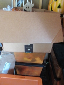 lot 608 image: MULTIPLE BINS OF ASSORTED HALLOWEEN MERCHANDISE