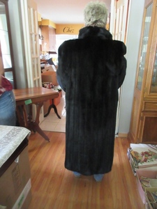 lot 100 image: FULL  LENGTH MINK COAT FROM GREECE