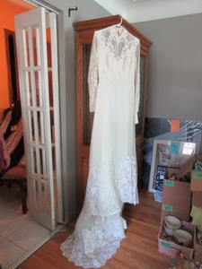 lot 99 image: VINTAGE IVORY WEDDING DRESS - MAY BE NEW