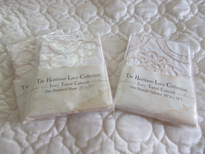 lot 313 image: ELEGANT FULL SIZE BEDSPREAD WITH NEW DECORATIVE SHAMS