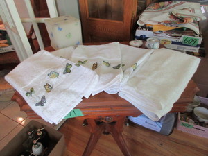 lot 317 image: COTTON, GENEROUSLY SIZED HAND TOWELS WITH BUTTERFLY EMBELLISHMENT - NEW