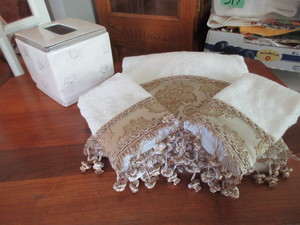lot 319 image: RODEO HOME, LUXURIOUSLY EMBELLISHED NEW TOWELS.