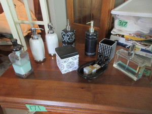 lot 321 image: ASSORTED BATHROOM ACCESSORIES - NEW AND LIKE NEW