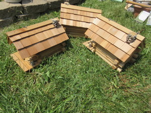 lot 702 image: LOG CABIN BIRDHOUSES - NEW