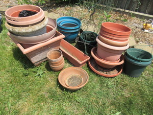 lot 708 image: LARGE COLLECTION OF PLASTIC AND CLAY FLOWER POTS