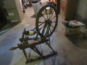 lot 178 image: ANTIQUE SPINNING WHEEL