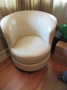 lot 182 image: CREAM COLOR SWIVEL CHAIR