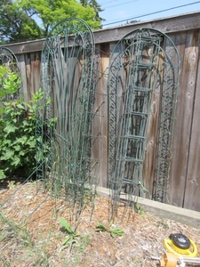 lot 712 image: TRELLISES