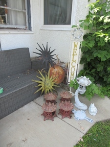 lot 716 image: NEAT YARD ART
