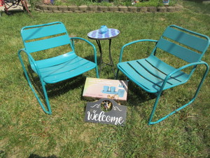 lot 718 image: APARTMENT SIZE PATIO FURNITURE SET UP