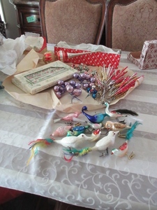lot 610 image: VINTAGE GLASS ORNAMENTS