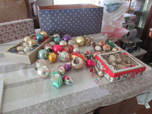 lot 611 image: VINTAGE GLASS ORNAMENTS