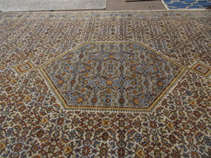 lot 189 image: ROOM SIZE RUG