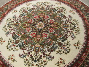 lot 194 image: ROUND AREA RUG