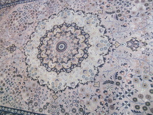 lot 195 image: AREA RUG
