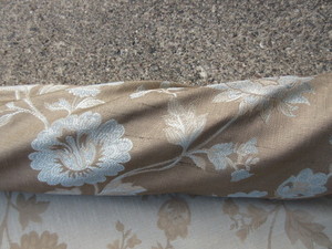 lot 727 image: BOLT OF UPHOLSTERY FABRIC