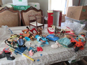 lot 360 image: INTERNATIONAL DOLLS, DOLL CLOTHES AND ACCESSORIES