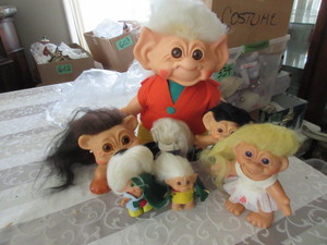 lot 362 image: TROLLS