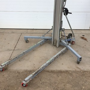 lot 3 image: Genie SLC-18 Material Lift