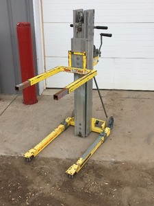 lot 4 image: Genie 2412 Material Lift