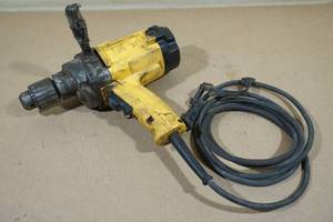 lot 9 image: DeWalt 12 Heavy-Duty Drill